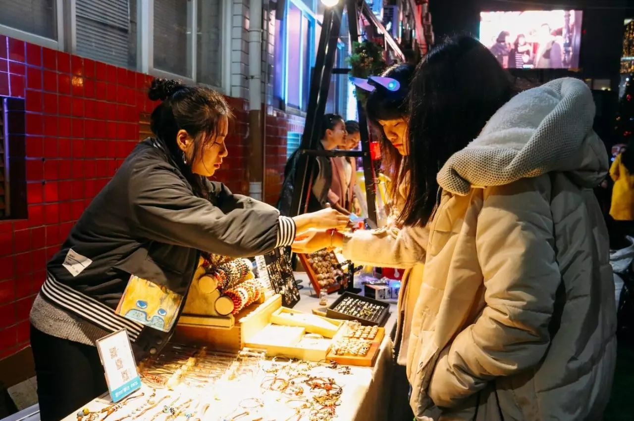 包含全明星赛倒计时,上海申花今夜调整名单,细节引发关注,球迷炸锅,临场指挥获称赞的词条-九游网页版